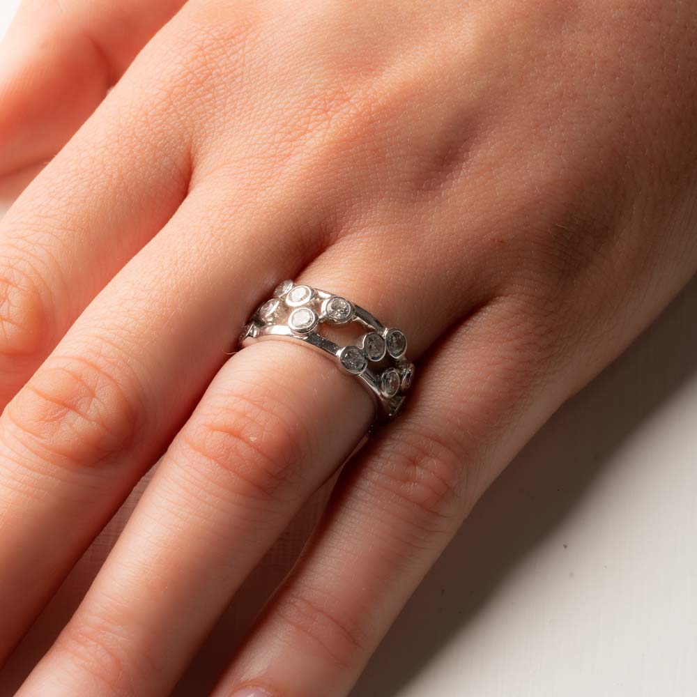 خاتم بإطار لامع