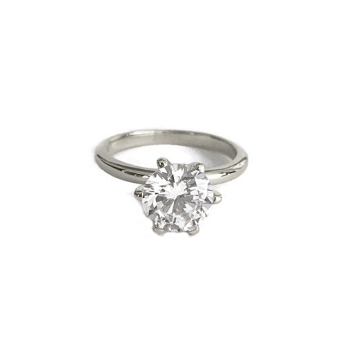 CLASSIC SOLITAIRE WITH TWO BRILLIANT CUT ROUND BANDS